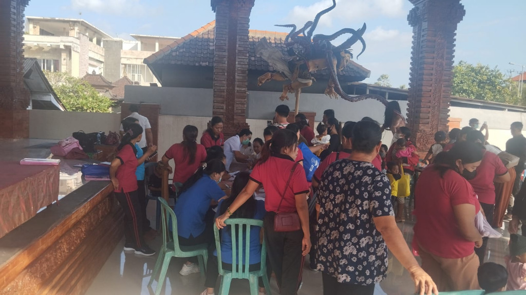 BERLANGSUNG KEGIATAN VAKSIN ANAK ANTI FOLIO BERTEMPAT DI BANJAR DAJAN PEKEN.